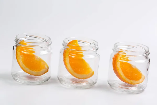 Свежие Апельсины Стакане Белом Фоне — стоковое фото