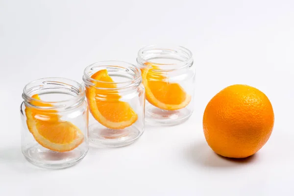 Färska Apelsiner Glaskopp Vit Bakgrund — Stockfoto