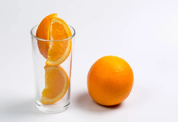 Färska Apelsiner Glaskopp Vit Bakgrund — Stockfoto