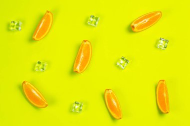 Limonata yapmak için yeşil arka planda turuncu dilimler