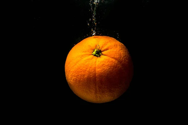 Arance Ghiaccio Cadono Acqua Con Spruzzi Fondo Nero — Foto Stock