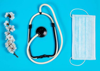 Mavi arka plandaki virüslere karşı korunmak için tıbbi maske