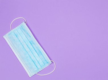 Mor arkaplandaki virüslere karşı korunmak için tıbbi maske