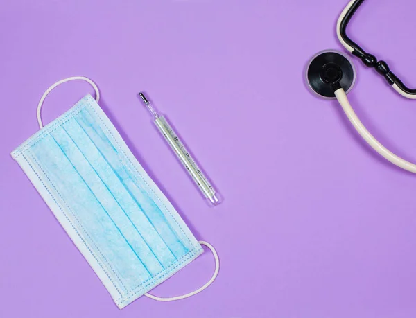 Máscara Médica Proteção Contra Vírus Fundo Roxo — Fotografia de Stock