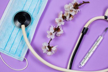 Mor arkaplandaki virüslere karşı korunmak için tıbbi maske