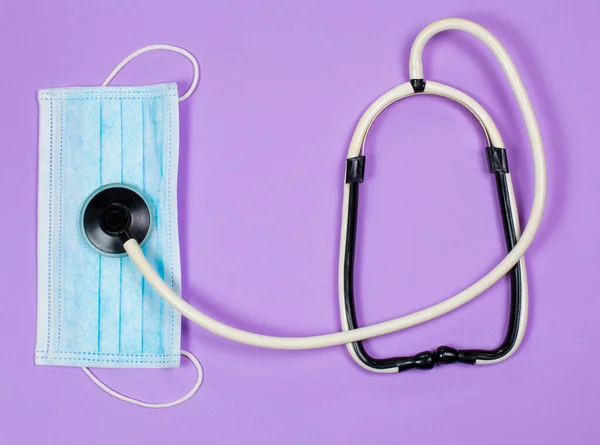 Máscara Médica Proteção Contra Vírus Fundo Roxo — Fotografia de Stock