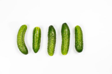 Beyaz arka planda taze yeşil salatalıklar.