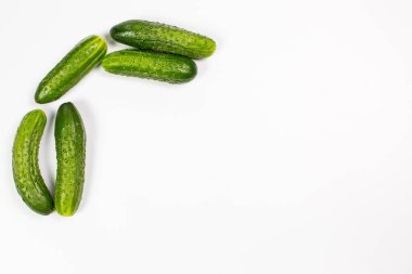 Beyaz arka planda taze yeşil salatalıklar.