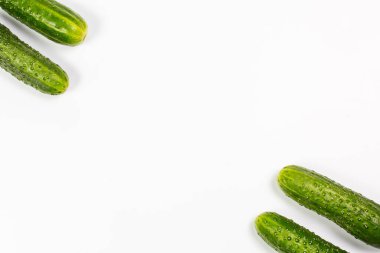 Beyaz arka planda taze yeşil salatalıklar.