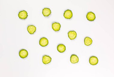 Beyaz arka planda taze yeşil salatalıklar.