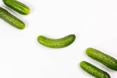 Beyaz arka planda taze yeşil salatalıklar.