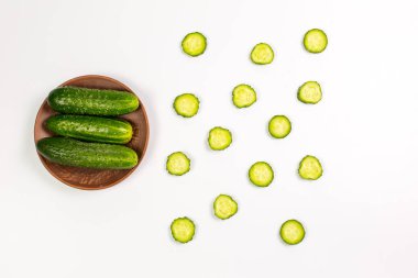 Beyaz arka planda taze yeşil salatalıklar.