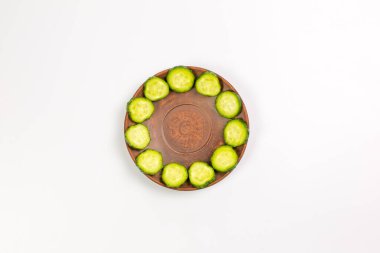 Beyaz arka planda taze yeşil salatalıklar.