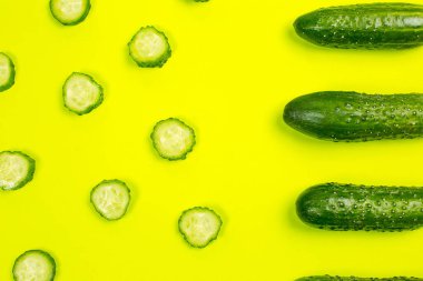 Yeşil arka planda taze yeşil salatalıklar