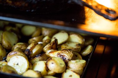 Fırında kızartılmış patatesler.