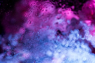 Pembe ve mavi renkte ıslak ya da sisli cam dokusu.