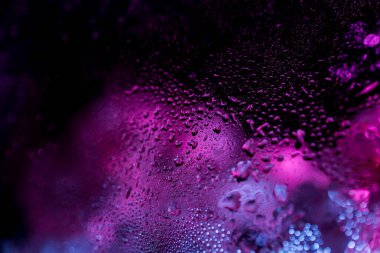 Pembe ve mavi renkte ıslak ya da sisli cam dokusu.