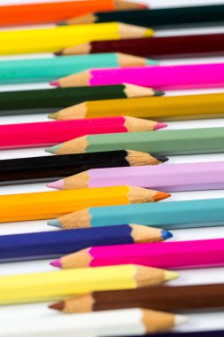 Beyaz arkaplanda farklı renk kalemler