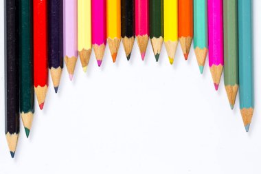 Beyaz arkaplanda farklı renk kalemler