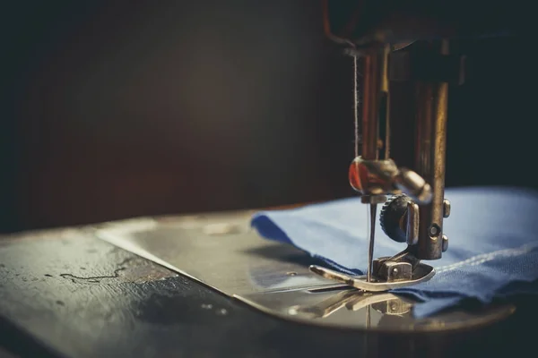 Oude Naaimachine Man Die Erop Naait Donkere Kleuren — Stockfoto