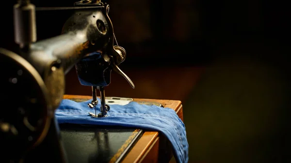 Старая Швейная Машинка Человек Который Пришивает Темных Тонах — стоковое фото
