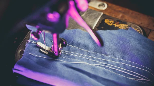 Máquina Costura Velha Homem Que Cose Nela Cores Escuras — Fotografia de Stock