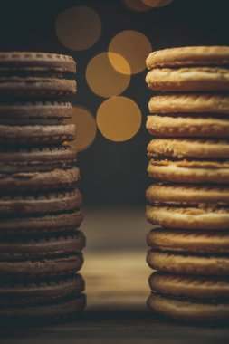 Yuvarlak tatlı kurabiyeler ve bir fincan çay eski usul ahşap bir masada.