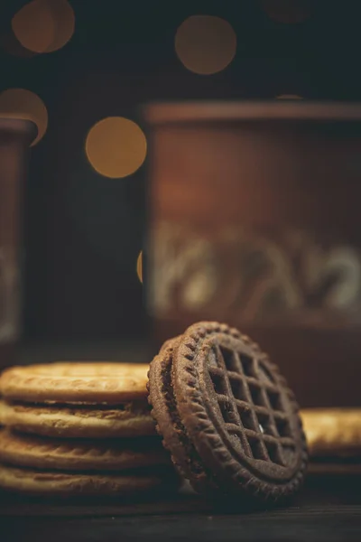 Galletas Dulces Redondas Una Taza Una Mesa Madera Estilo Vintage —  Fotos de Stock