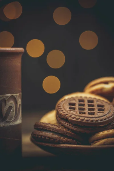 Biscoitos Doces Redondos Uma Xícara Chá Uma Mesa Madeira Estilo — Fotografia de Stock