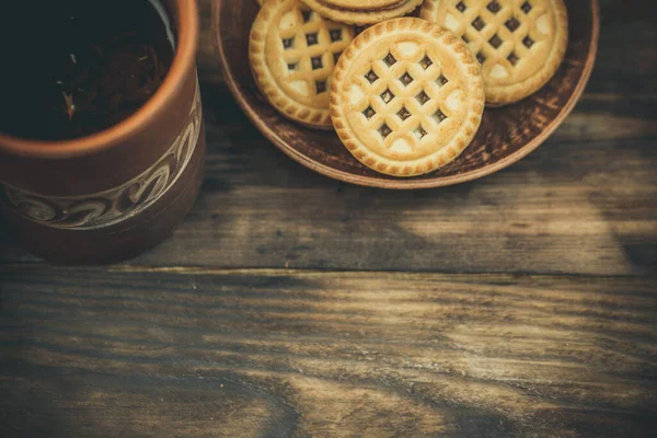 Biscoitos Doces Redondos Uma Xícara Chá Uma Mesa Madeira Estilo — Fotografia de Stock