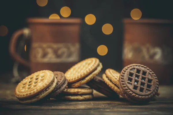 Biscoitos Doces Redondos Uma Xícara Chá Uma Mesa Madeira Estilo — Fotografia de Stock