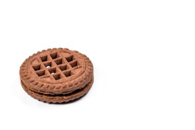 Beyaz arka planda yuvarlak çikolatalı kurabiyeler.