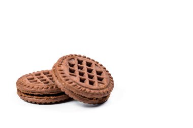 Beyaz arka planda yuvarlak çikolatalı kurabiyeler.