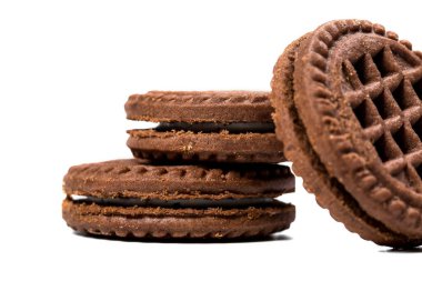 Beyaz arka planda yuvarlak çikolatalı kurabiyeler.