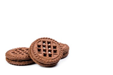 Beyaz arka planda yuvarlak çikolatalı kurabiyeler.