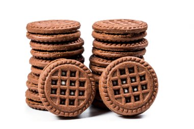 Beyaz arka planda yuvarlak çikolatalı kurabiyeler.