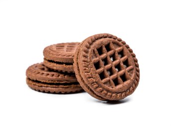 Beyaz arka planda yuvarlak çikolatalı kurabiyeler.