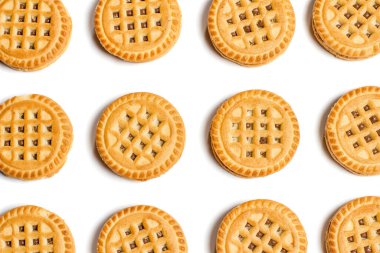 Beyaz arkaplanda yuvarlak vanilyalı kurabiyeler