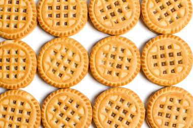 Beyaz arkaplanda yuvarlak vanilyalı kurabiyeler