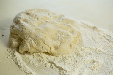 Pizza ve börek yapmak için taze hamur ve un.