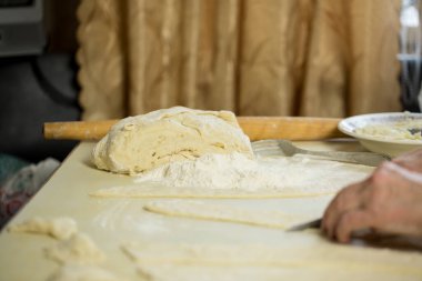 Pizza ve börek yapmak için taze hamur ve un.