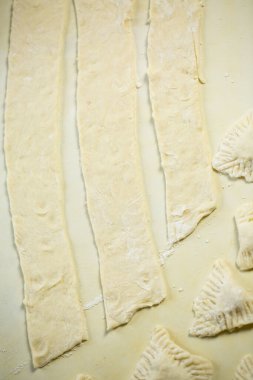 Pizza ve börek yapmak için taze hamur ve un.