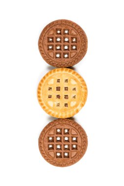 Beyaz arka planda çikolatalı ve vanilyalı kurabiyeler.