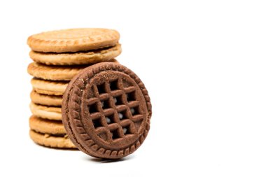 Beyaz arka planda çikolatalı ve vanilyalı kurabiyeler.