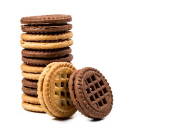 Beyaz arka planda çikolatalı ve vanilyalı kurabiyeler.