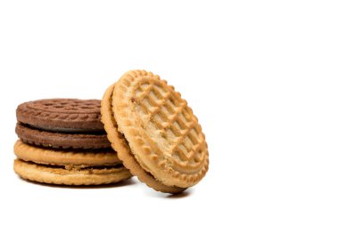 Beyaz arka planda çikolatalı ve vanilyalı kurabiyeler.