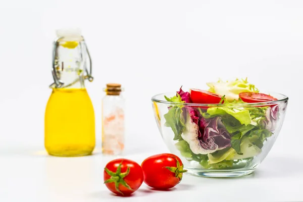 Frisches Frühlingsgemüse Salat Gewürze Auf Weißem Hintergrund — Stockfoto