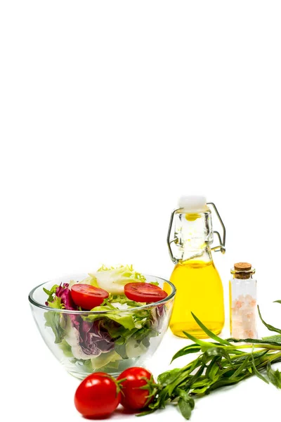 Verse Voorjaarsgroenten Salade Specerijen Een Witte Achtergrond — Stockfoto