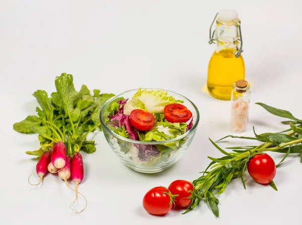 Légumes Frais Printemps Salade Épices Sur Fond Blanc — Photo