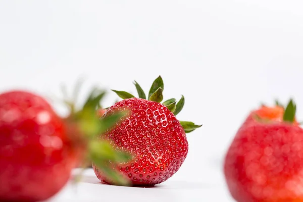 白色底色的成熟红草莓 — 图库照片